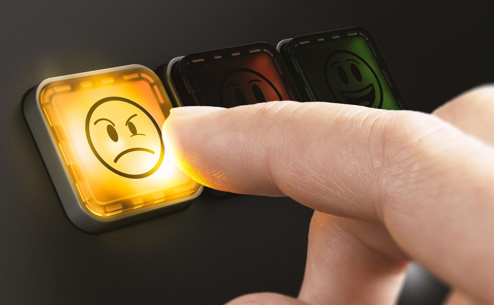 Unzufriedener Kunde drückt auf den negativen Review-Button